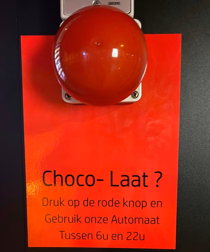 Choco-Laat automaat Grote rode knop van de Choco-Laat automaat
